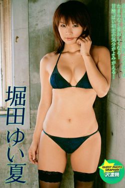 在学校被男生扒衣吸乳